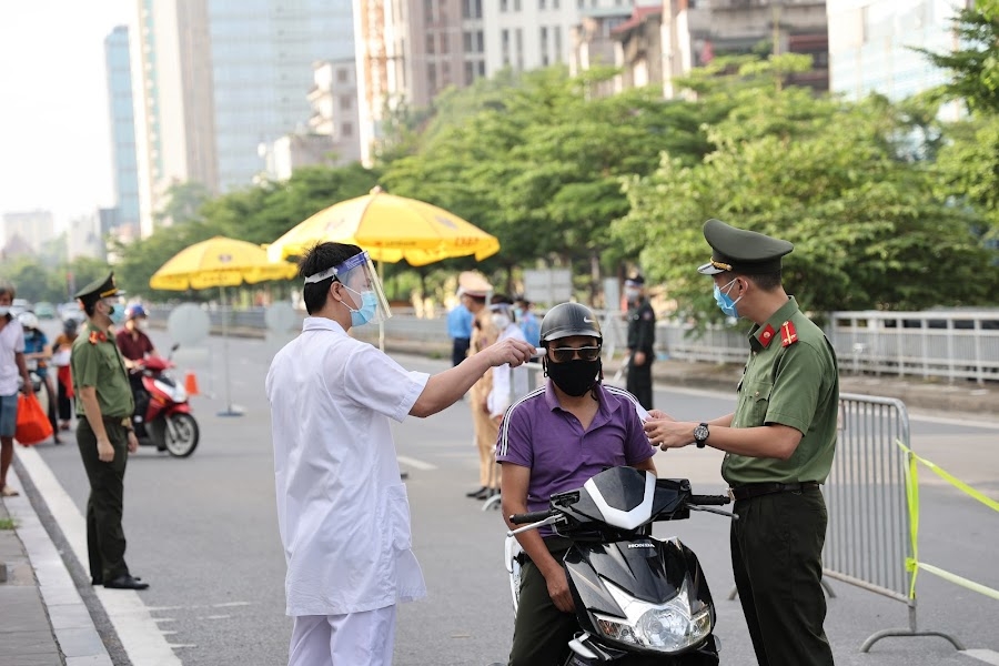 Hà Nội: Siết chặt kiểm soát ra vào “vùng đỏ”