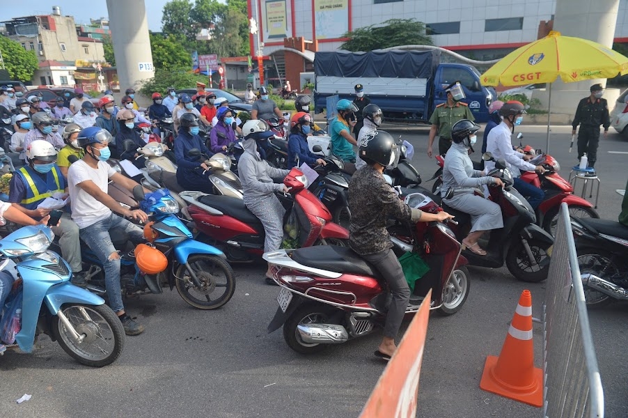 Hà Nội: Siết chặt kiểm soát ra vào “vùng đỏ”