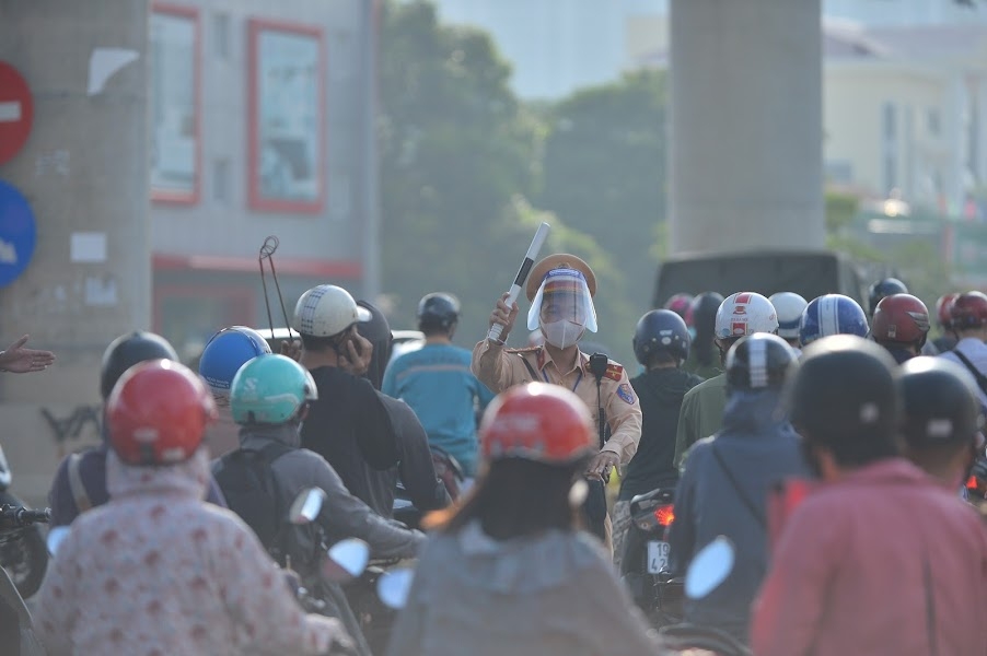 Hà Nội: Siết chặt kiểm soát ra vào “vùng đỏ”