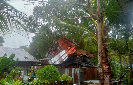 Bão Conson "quần thảo" Philippines, chuẩn bị đổ vào Biển Đông