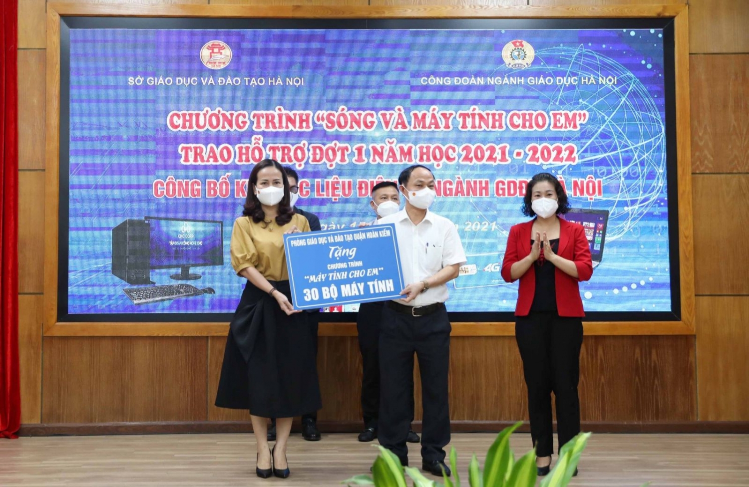 Ngành Giáo dục Hoàn Kiếm: Tích cực đồng hành cùng chương trình “Sóng và máy tính cho em”