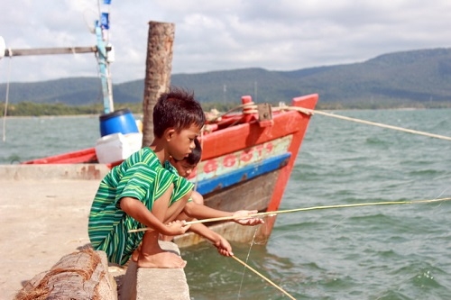 Trẻ em vui chơi trên bờ biển