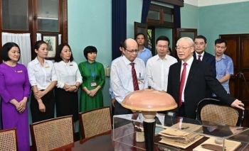 Tổng Bí thư Nguyễn Phú Trọng dâng hương tưởng niệm Chủ tịch Hồ Chí Minh