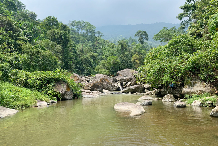 Độc đáo bồn tắm bằng đá giữa thiên nhiên