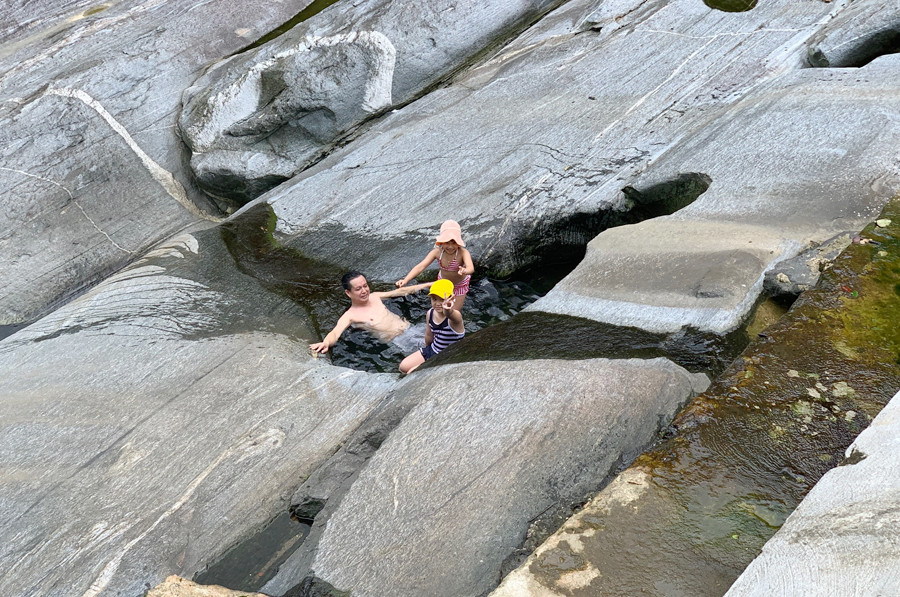 Độc đáo bồn tắm bằng đá giữa thiên nhiên