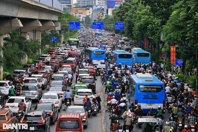 Sẽ tiếp tục thí điểm phân làn đường Nguyễn Trãi bằng dải phân cách cứng - 2