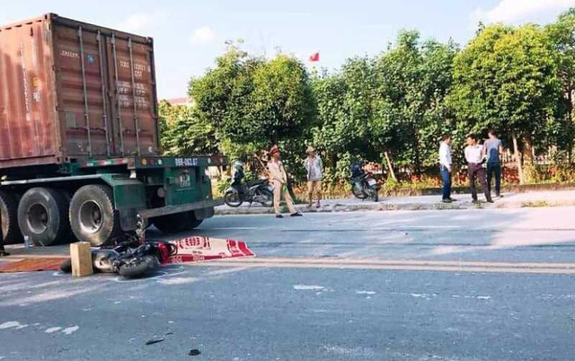 va cham voi xe container 2 nu sinh thuong vong