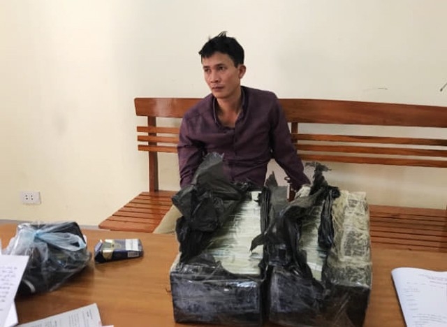 Ông trùm mang 30 bánh heroin tông cửa ô tô bỏ chạy khi bị vây bắt