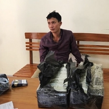 bat qua tang 120 banh heroin giau duoi gam o to tai cua khau cau treo