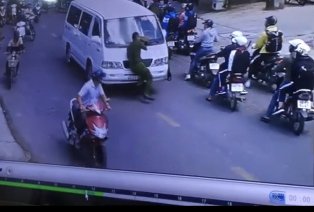 tai xe chay xe vao duong cam un trung uy cong an di hon 100m