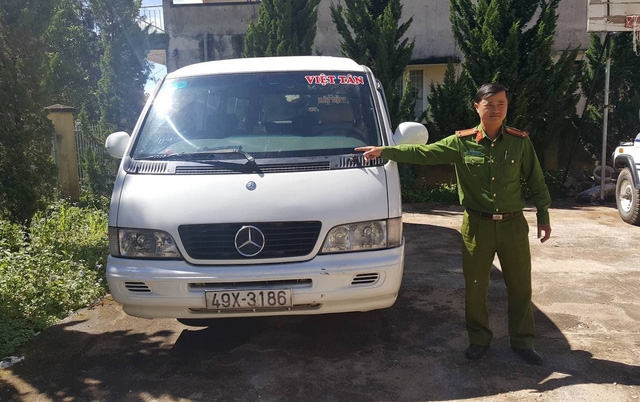 tai xe chay xe vao duong cam un trung uy cong an di hon 100m