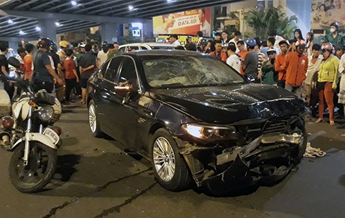 nguoi phu nu lai bmw tong hang loat xe may