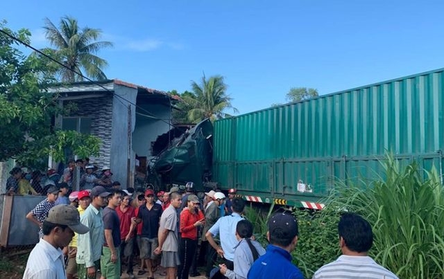 dung choi truoc cua nha hang xom cu ba bi xe container dam tu vong
