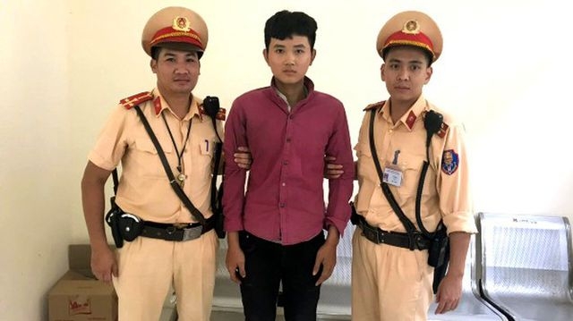 ha noi canh sat giao thong quat nga thanh nien vo mua dien thoai roi cuop