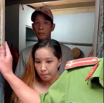 Bắt khẩn cấp cha dượng nghi châm tàn thuốc khắp người bé gái 6 tuổi