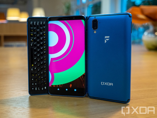 Độc đáo chiếc smartphone được cài đặt đồng thời 3 nền tảng khác nhau - 2