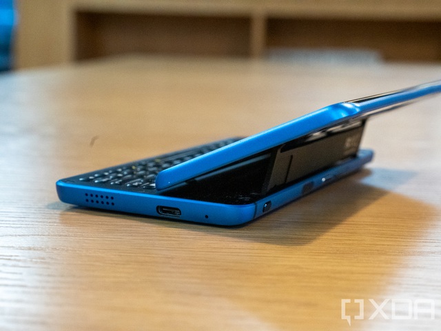 Độc đáo chiếc smartphone được cài đặt đồng thời 3 nền tảng khác nhau - 3