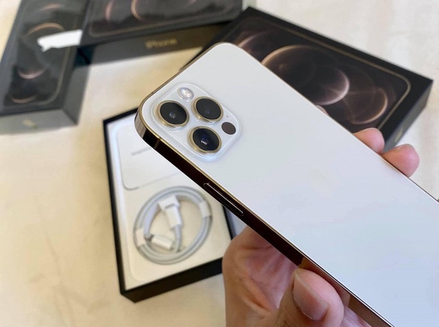 iPhone 12 lock về Việt Nam, giá từ 18 triệu đồng thì có nên mua?  - 2