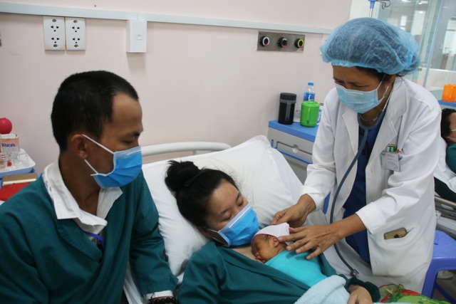 Nuôi sống bé gái sinh non nặng chỉ 700gram - 2