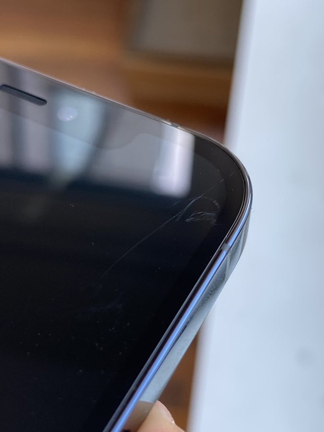 Trang bị mặt kính siêu bền, màn hình iPhone 12 vẫn dễ bị trầy xước - 1