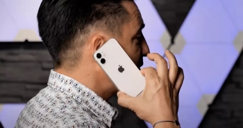 iPhone 12 mini lần đầu lộ video thực tế: Kích thước “tí hon” đến ngỡ ngàng