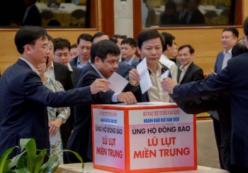 Đảm bảo tất cả học sinh vùng lũ có sách vở đến trường