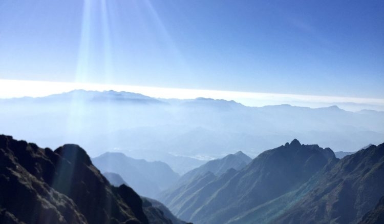 Hùng vỹ biển mây phía xa chân trời Hùng vỹ biển mây phía xa chân trời