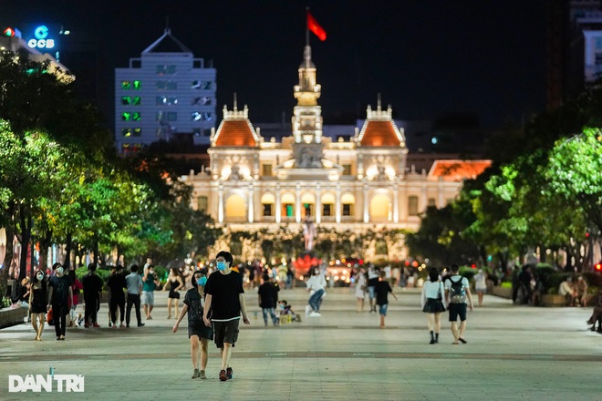 Không rụt rè đóng mở, TPHCM nên tự tin sống chung với Covid-19 như châu Âu - 2