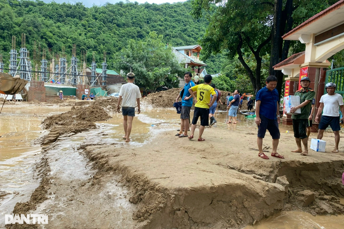 Lớp bùn dày cả mét vùi ô tô, lấp kín nhà cửa - 6 Lớp bùn dày cả mét vùi ô tô, lấp kín nhà cửa - 6
