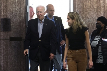 Tổng thống Joe Biden đi bỏ phiếu bầu cử giữa kỳ sớm