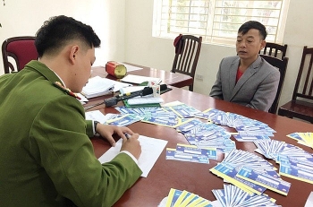 Tạm giữ hình sự 3 đối tượng làm vé bóng đá giả