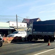 long an thanh nien vao trung tam van hoa huyen trom xe