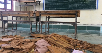 “Giáo viên, học sinh hết sức đau lòng khi toàn bộ bàn ghế đã hư hỏng”