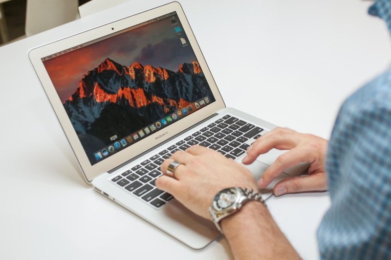 Tiếp tục cấm sử dụng Macbook Pro 15 inch trên máy bay