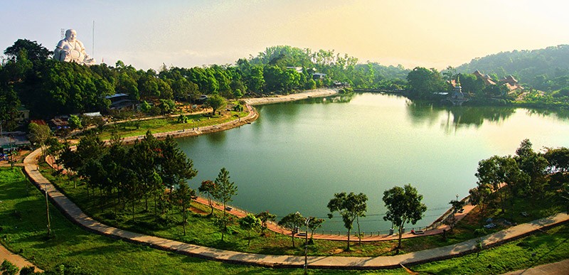 Hồ Thuỷ Liêm-Hồ trên đỉnh núi là nơi thu hút đông du khách tham quan nhất. (Ảnh: Chiền Khu) Hồ Thuỷ Liêm-Hồ trên đỉnh núi là nơi thu hút đông du khách tham quan nhất. (Ảnh: Chiền Khu)