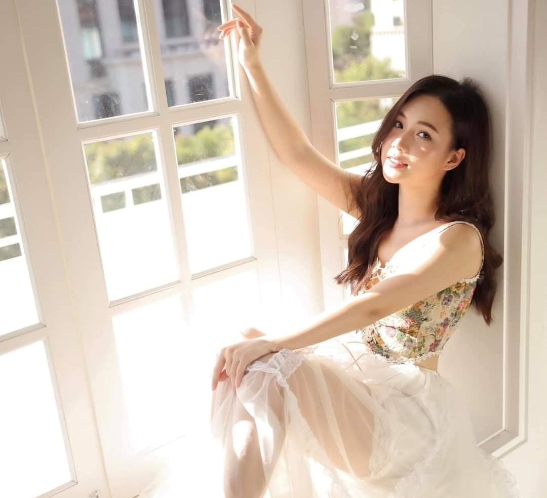 Ngắm vẻ xinh đẹp, quyến rũ của cô y tá 