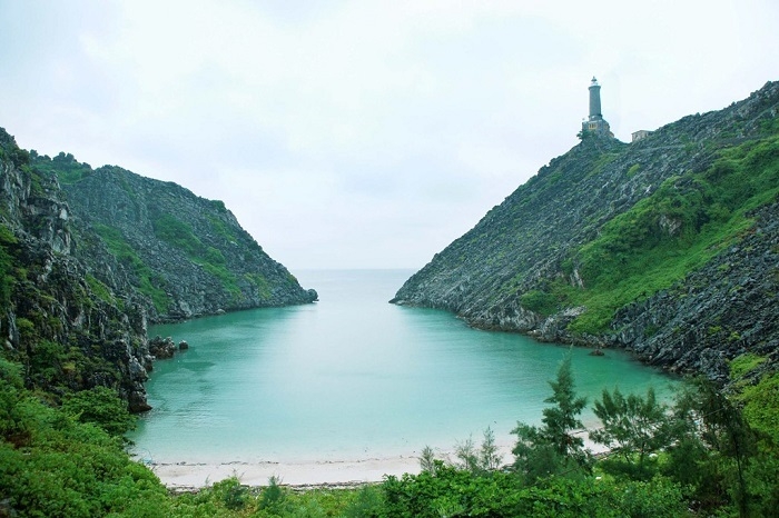 Đảo Long Châu - Vẻ đẹp hoang sơ, kỳ vĩ giữa vịnh Lan Hạ