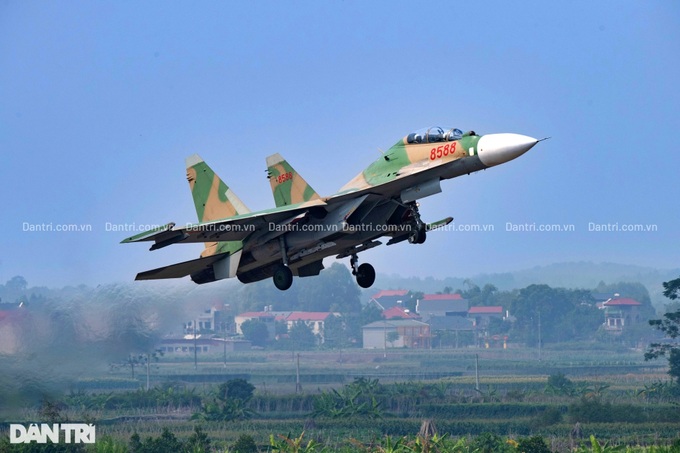 Phi công chia sẻ cảm xúc bay cùng Hổ mang chúa Su-30MK2 trên bầu trời Hà Nội - 4