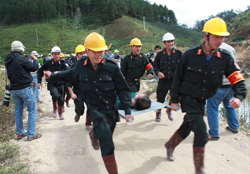 Nước trong hầm đã rút, sức khỏe 12 công nhân ổn định