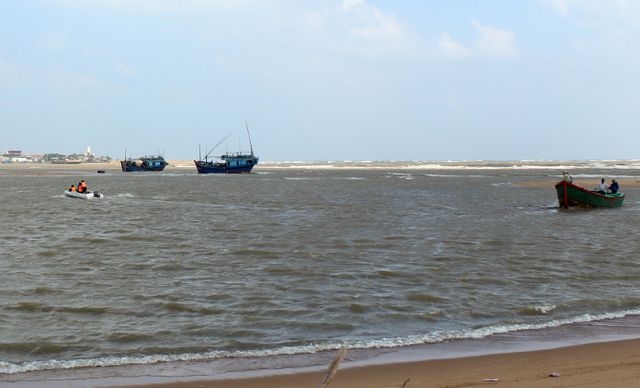 song lon nhan chim tau giua bien 2 ngu dan mat tich