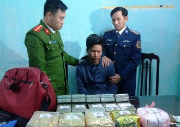 Giả nhân viên tiếp thị mang 20 bánh heroin đi bán
