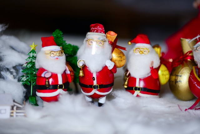 Thầy giáo Sài Gòn "biến hóa" vỏ trứng thành ông già Noel
