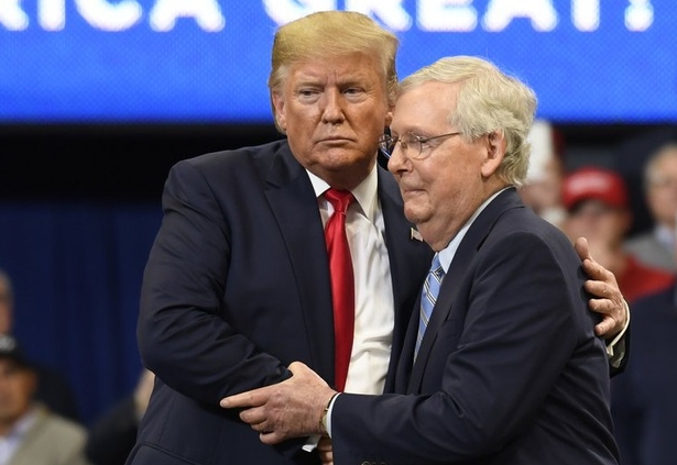 Ông Trump "dằn mặt" các nghị sĩ không trung thành: Tôi sẽ không bao giờ quên