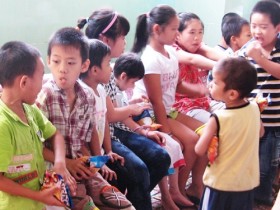 “Chung một tấm lòng” mang niềm vui đến trẻ em mồ côi, khuyết tật