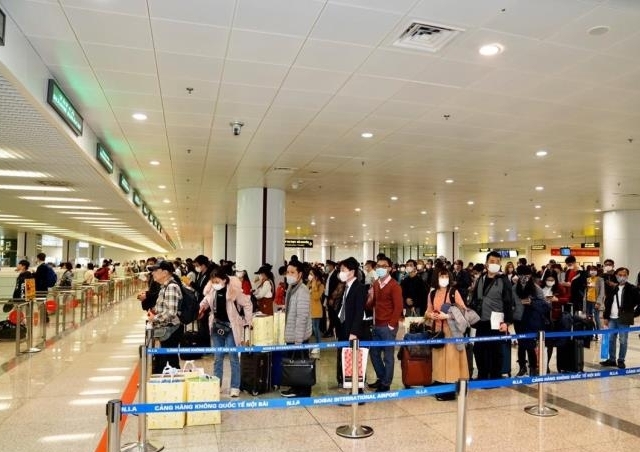 Tạo thuận lợi cho người nước ngoài, người Việt Nam nhập cảnh