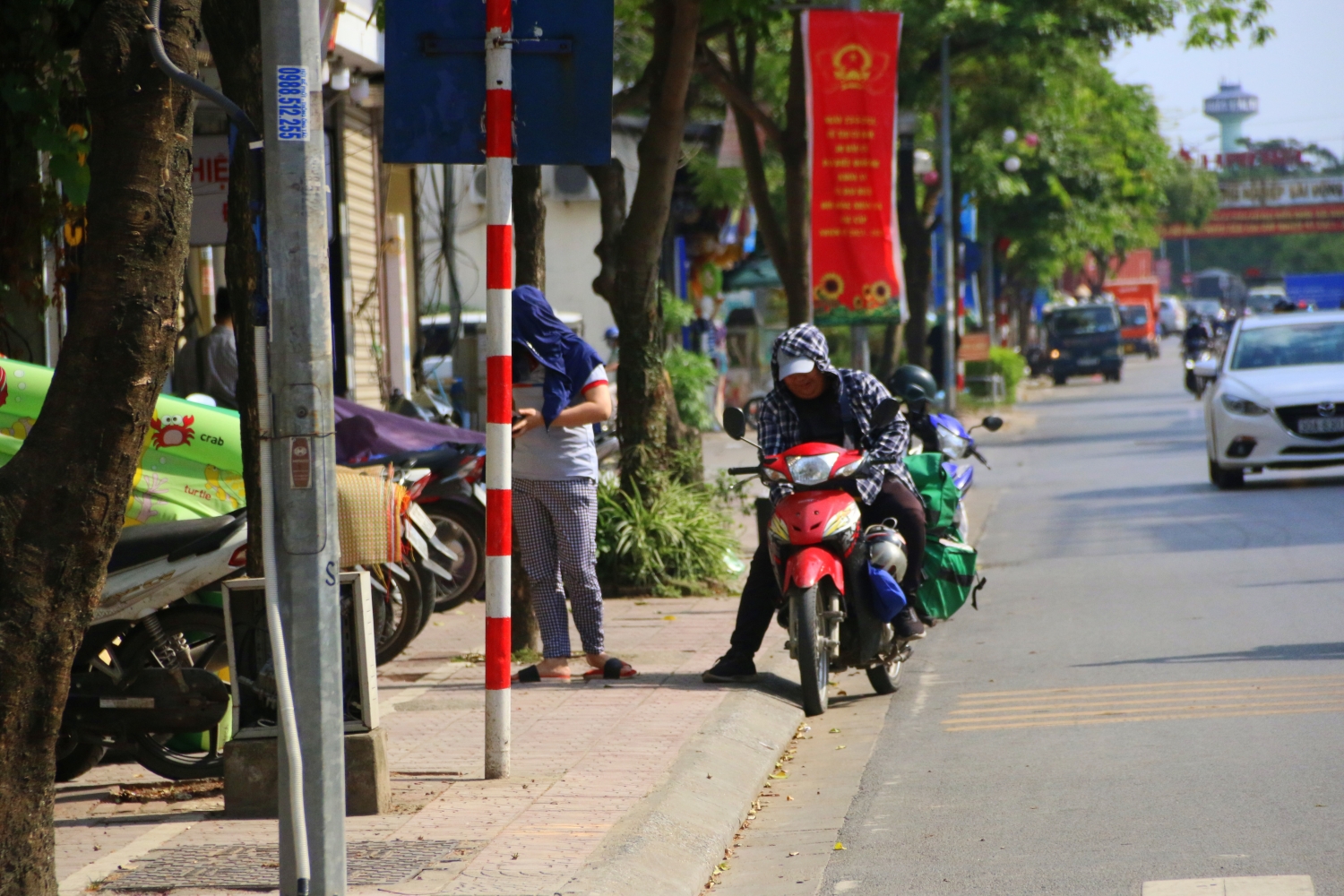 Người dân Thủ đô lại quay cuồng với nắng nóng tái diễn