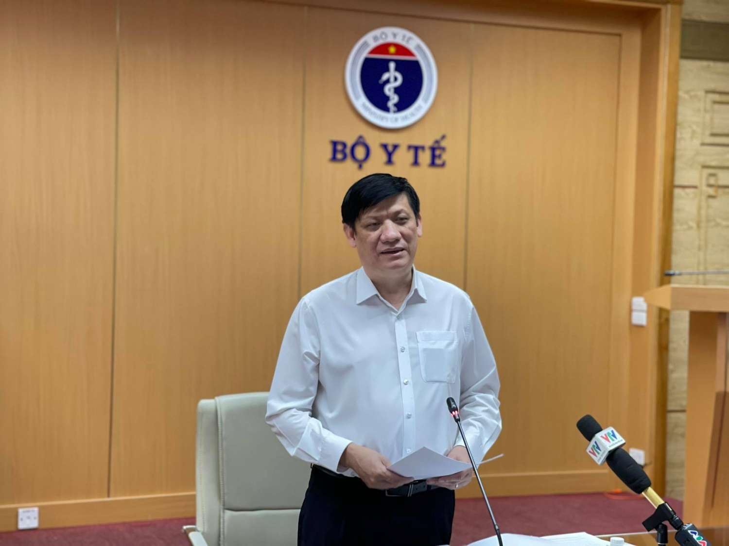 Bộ trưởng Bộ Y tế Nguyễn Thanh Long cho biết người đã tiêm vaccine có thể rút ngắn thời gian cách ly - Ảnh: VGP/Hiền Minh