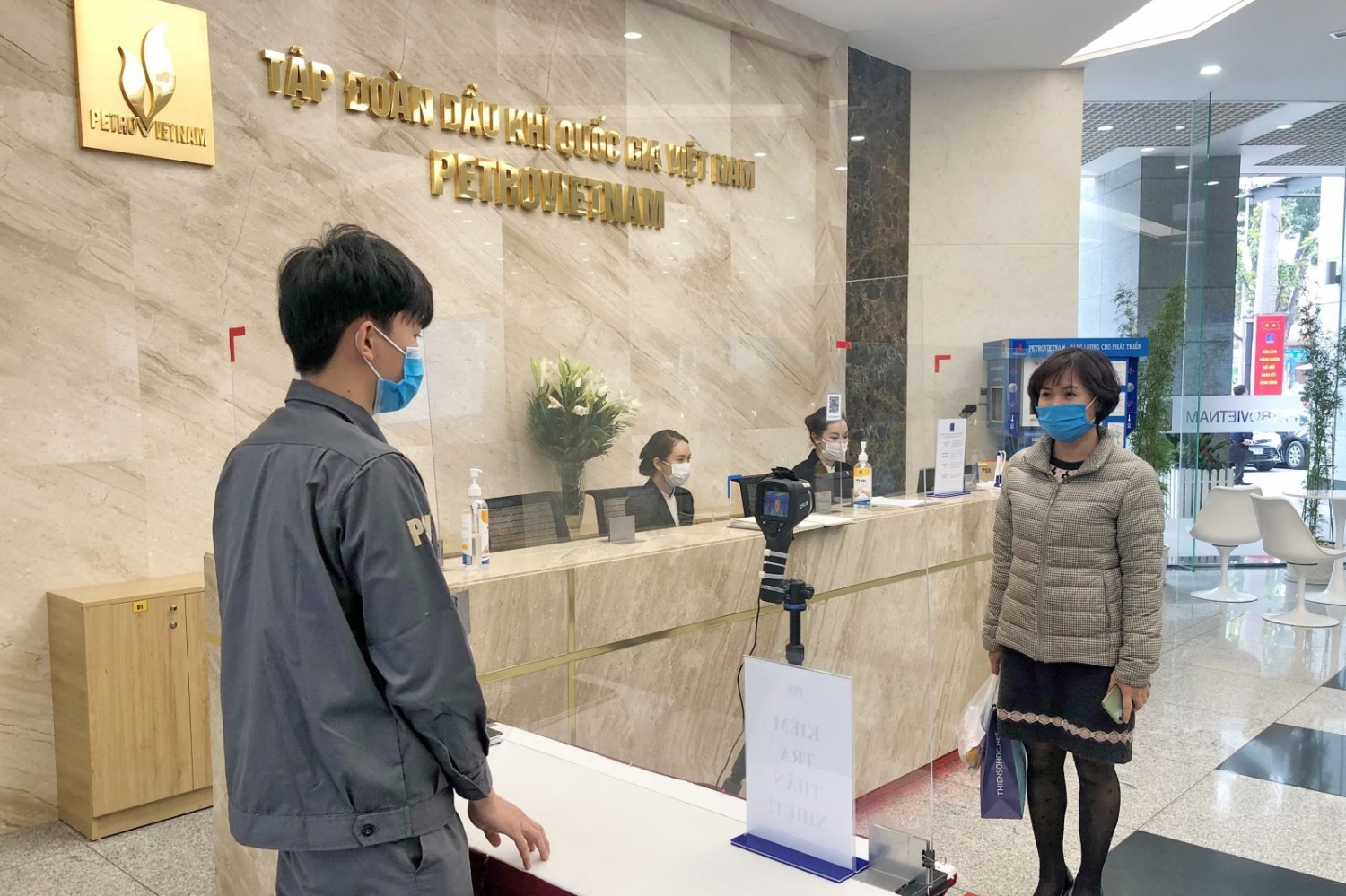 Kiểm tra thân nhiệt tại tòa nhà trụ sở Petrovietnam, 18 Láng Hạ.