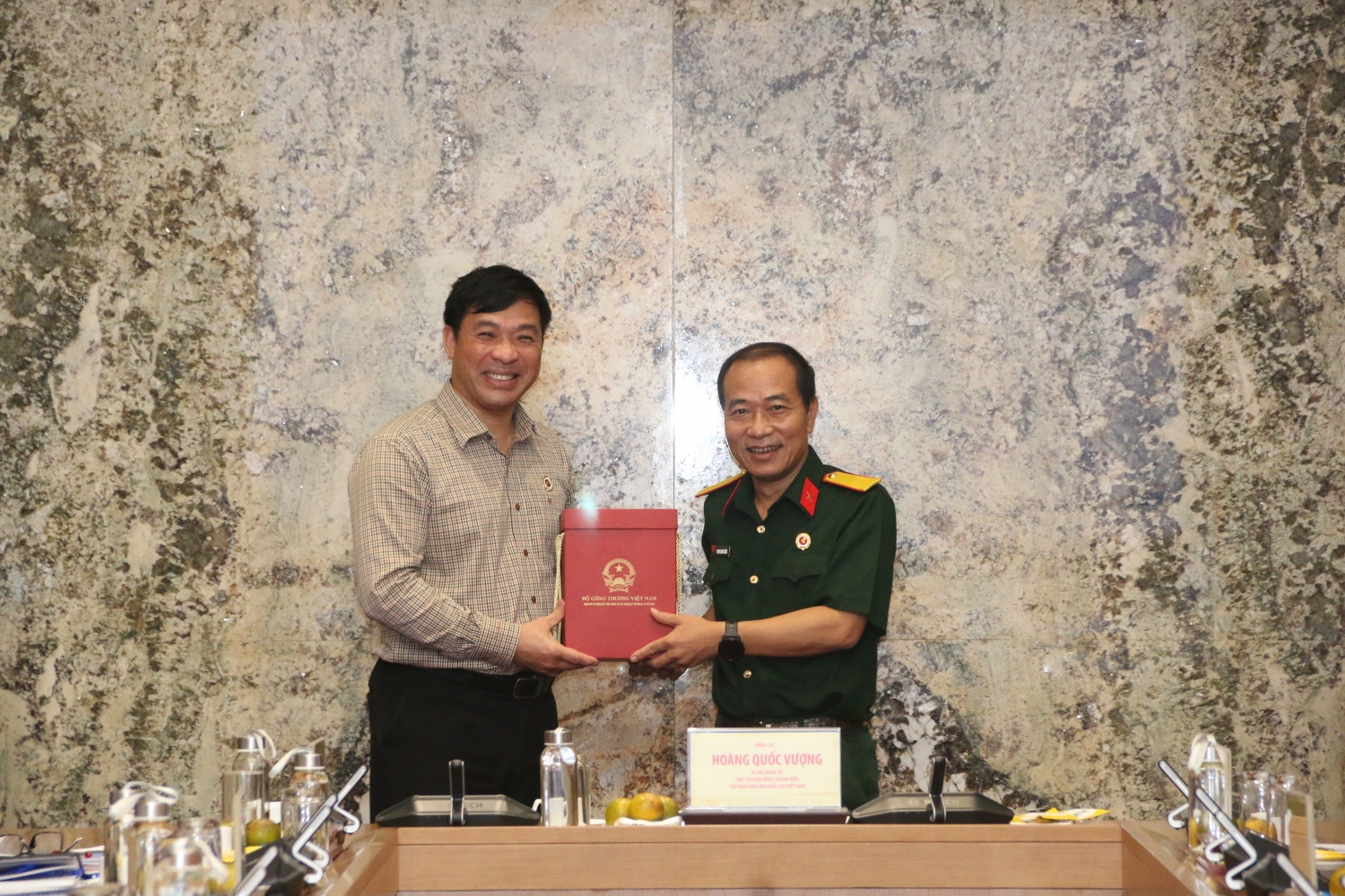 Hội CCB Tập đoàn trao đổi kinh nghiệm công tác cùng Hội CCB cơ quan Bộ Công Thương