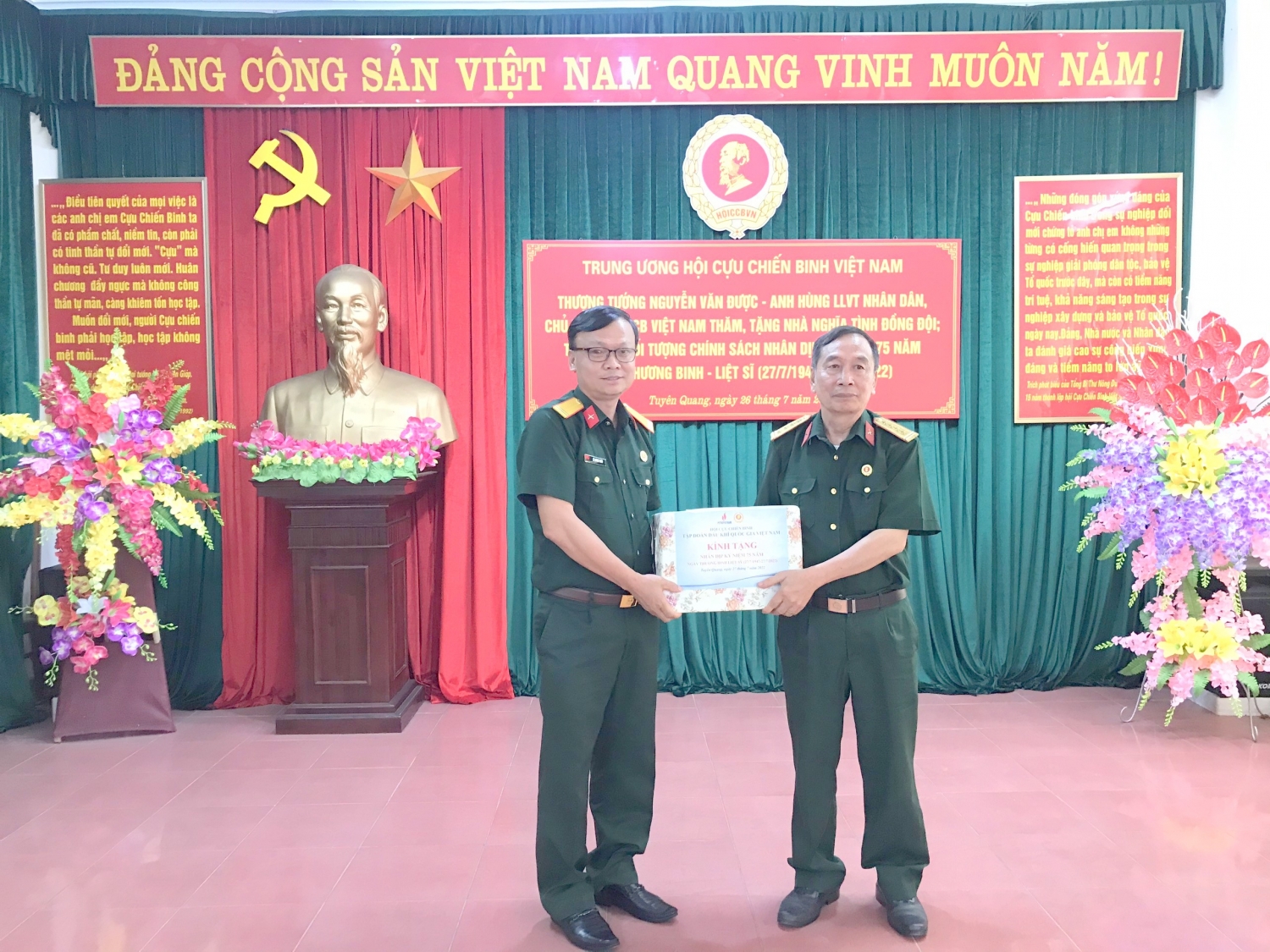 Hội CCB Việt Nam cùng Hội CCB Tập đoàn thăm, tặng quà đối tượng chính sách tỉnh Tuyên Quang Hội CCB Việt Nam cùng Hội CCB Tập đoàn thăm, tặng quà đối tượng chính sách tỉnh Tuyên Quang